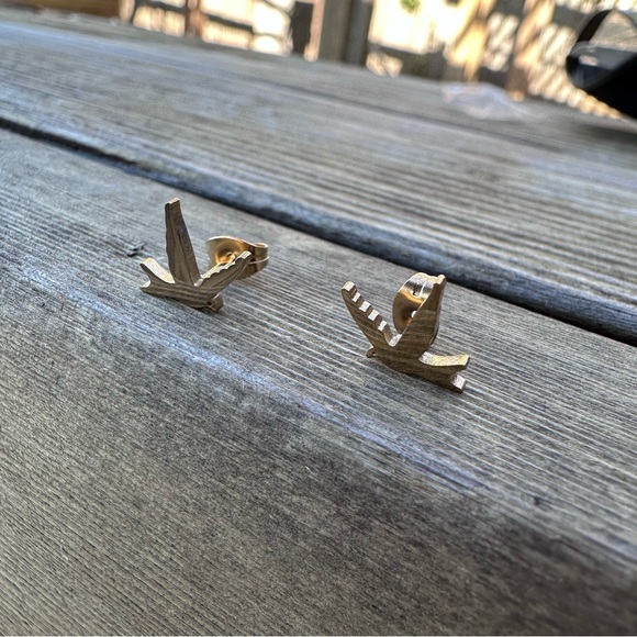 FLYING Birds Steel Stud Minimalist Earrings GOLD With Gift Bag - Picture 3 of 5